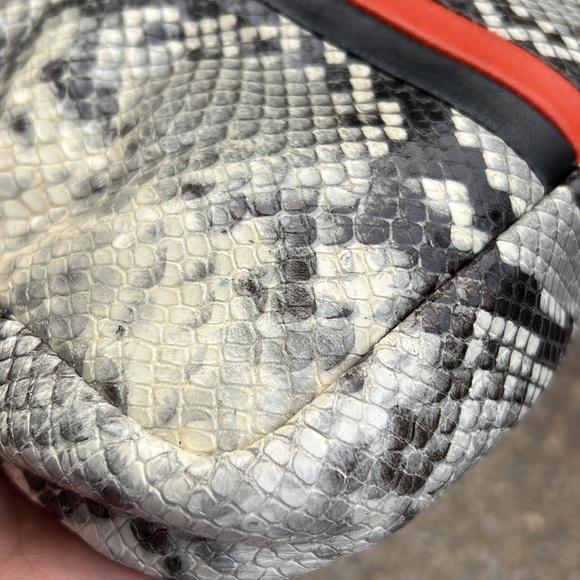 Clare v crossbody - Picture 10 of 10